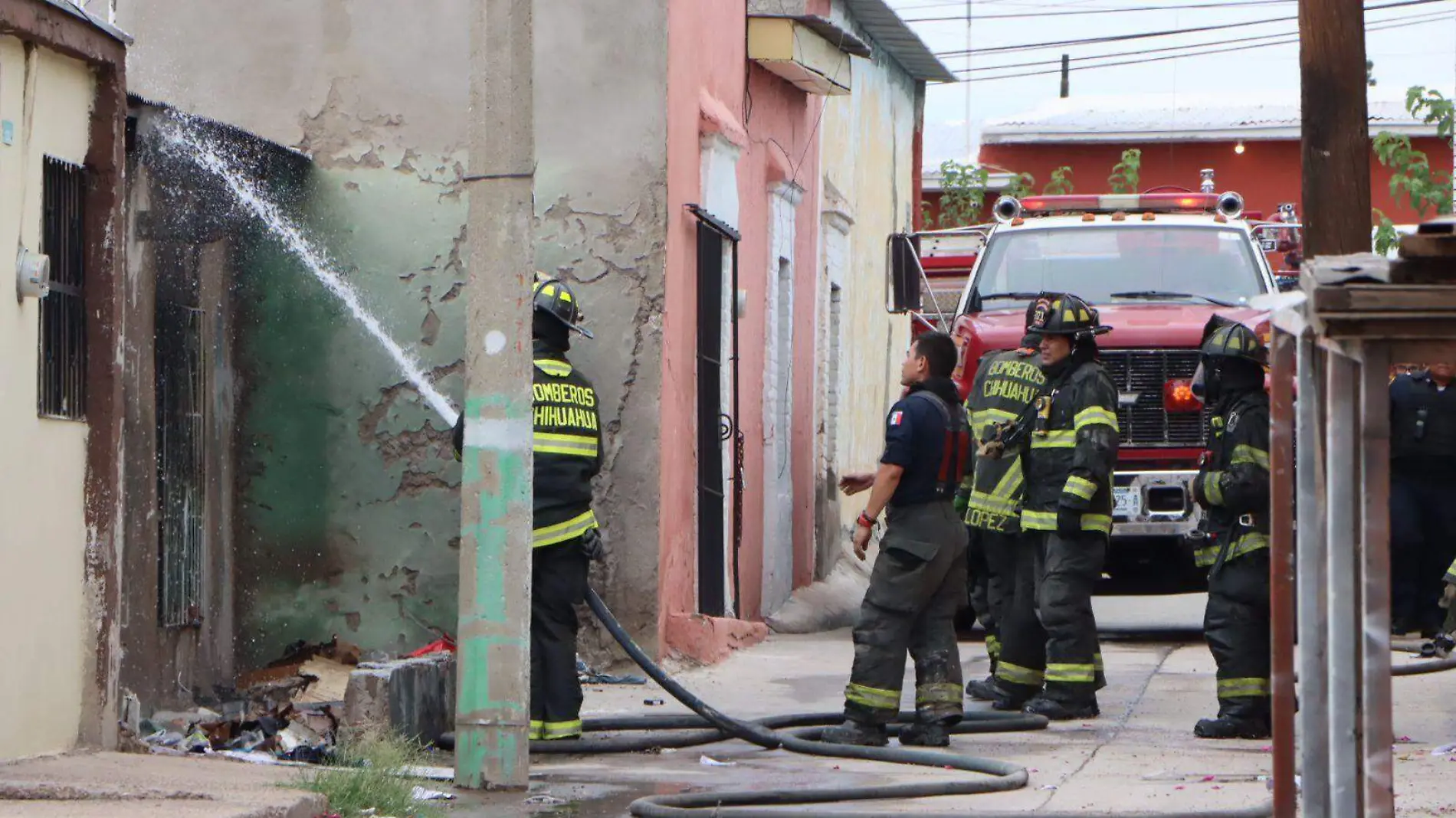 fuego en tapia de la Obrera